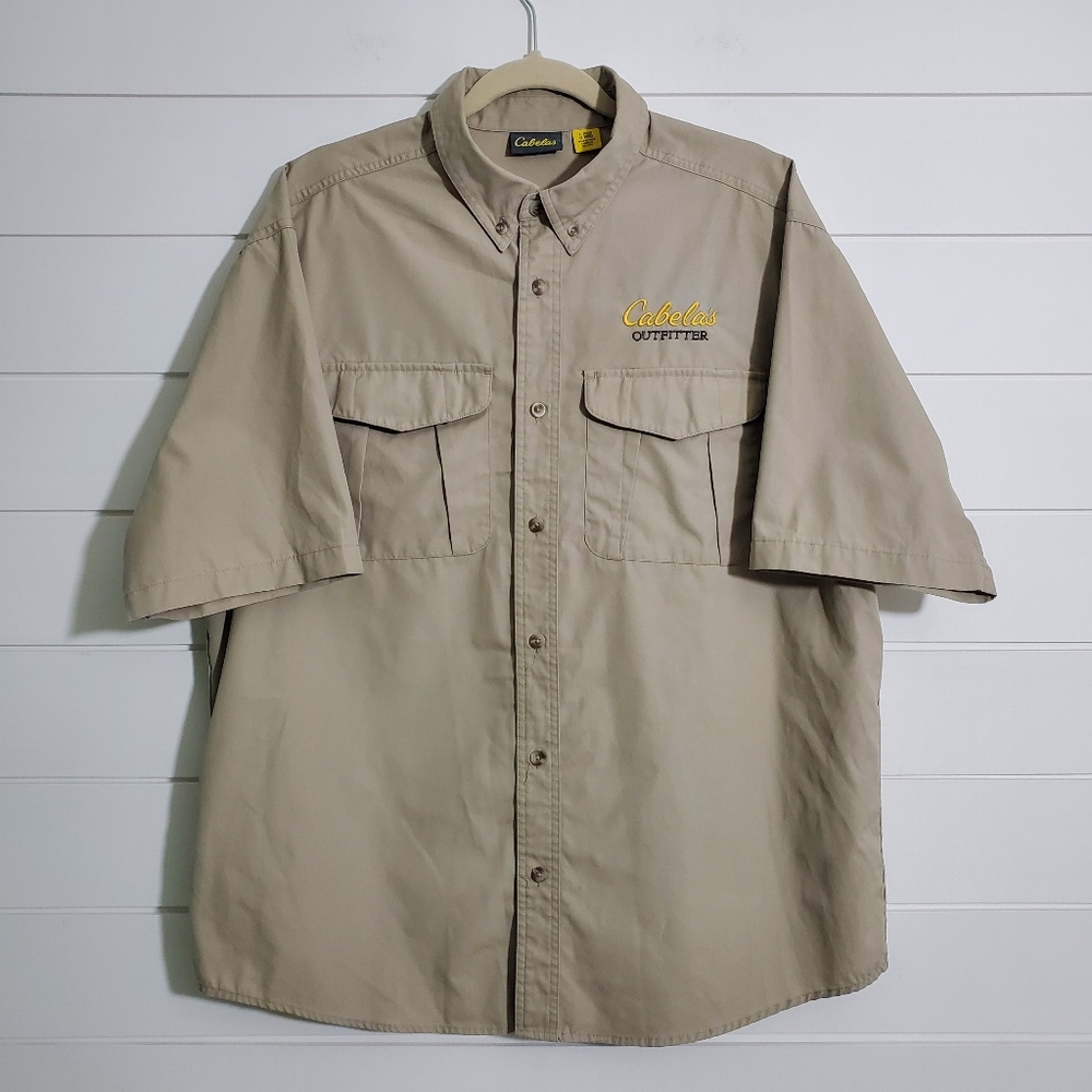 Cabelas Outfitter Men’s Beige Button Up Short Sleeve Fishing Shirt.‎ Size L